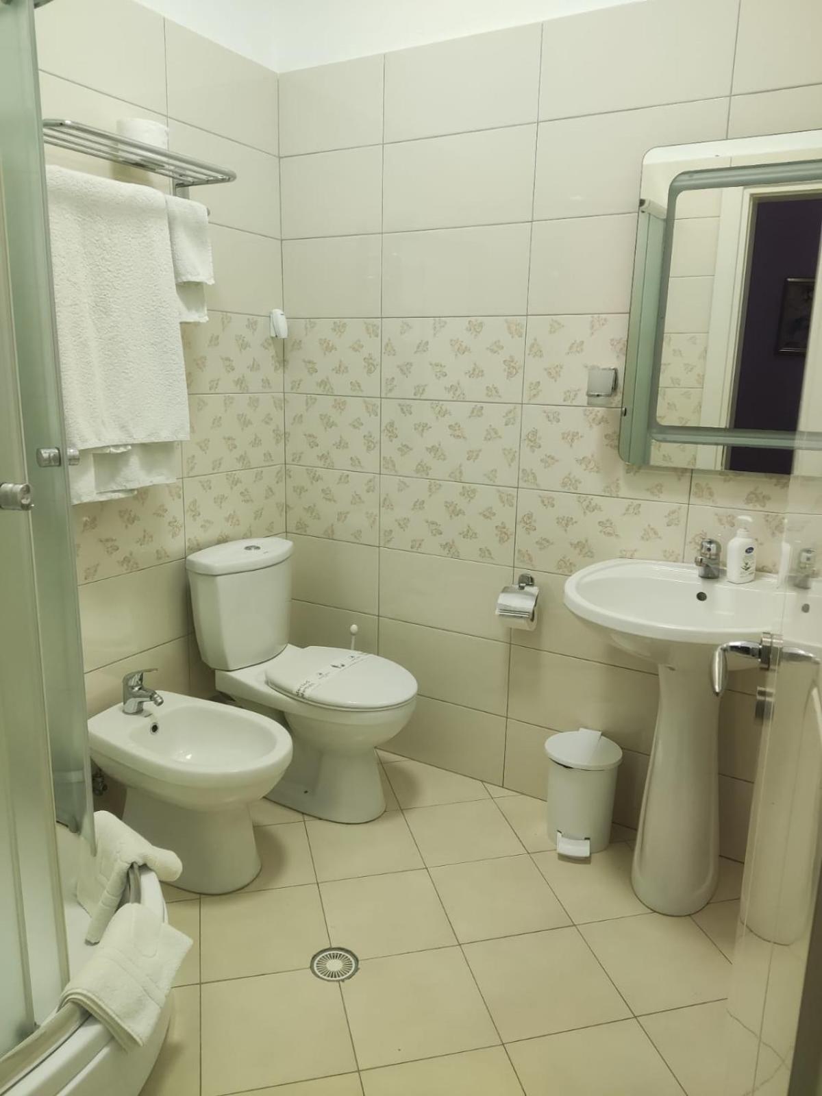 Hotel & Restaurant White City Berat Buitenkant foto