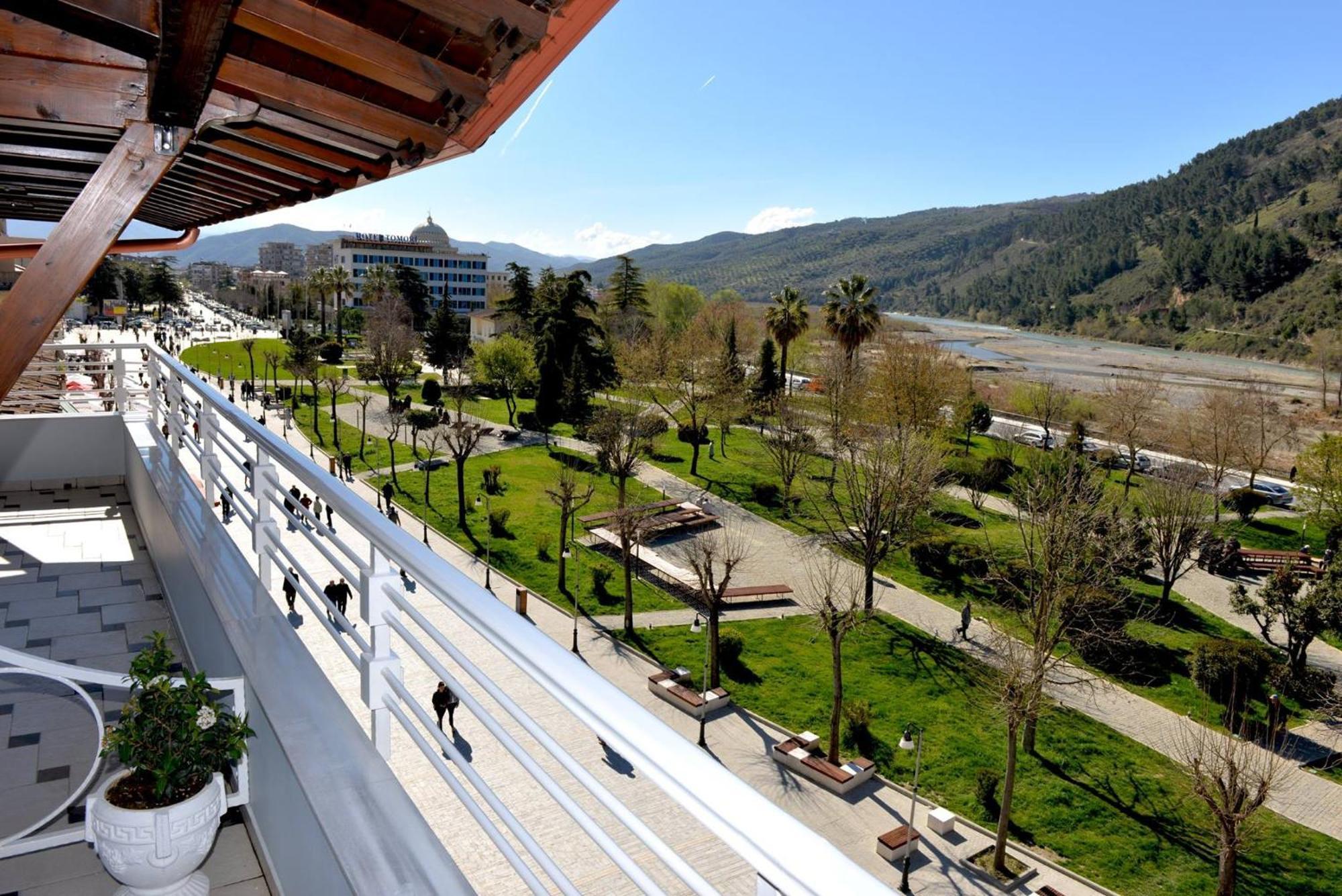 Hotel & Restaurant White City Berat Buitenkant foto