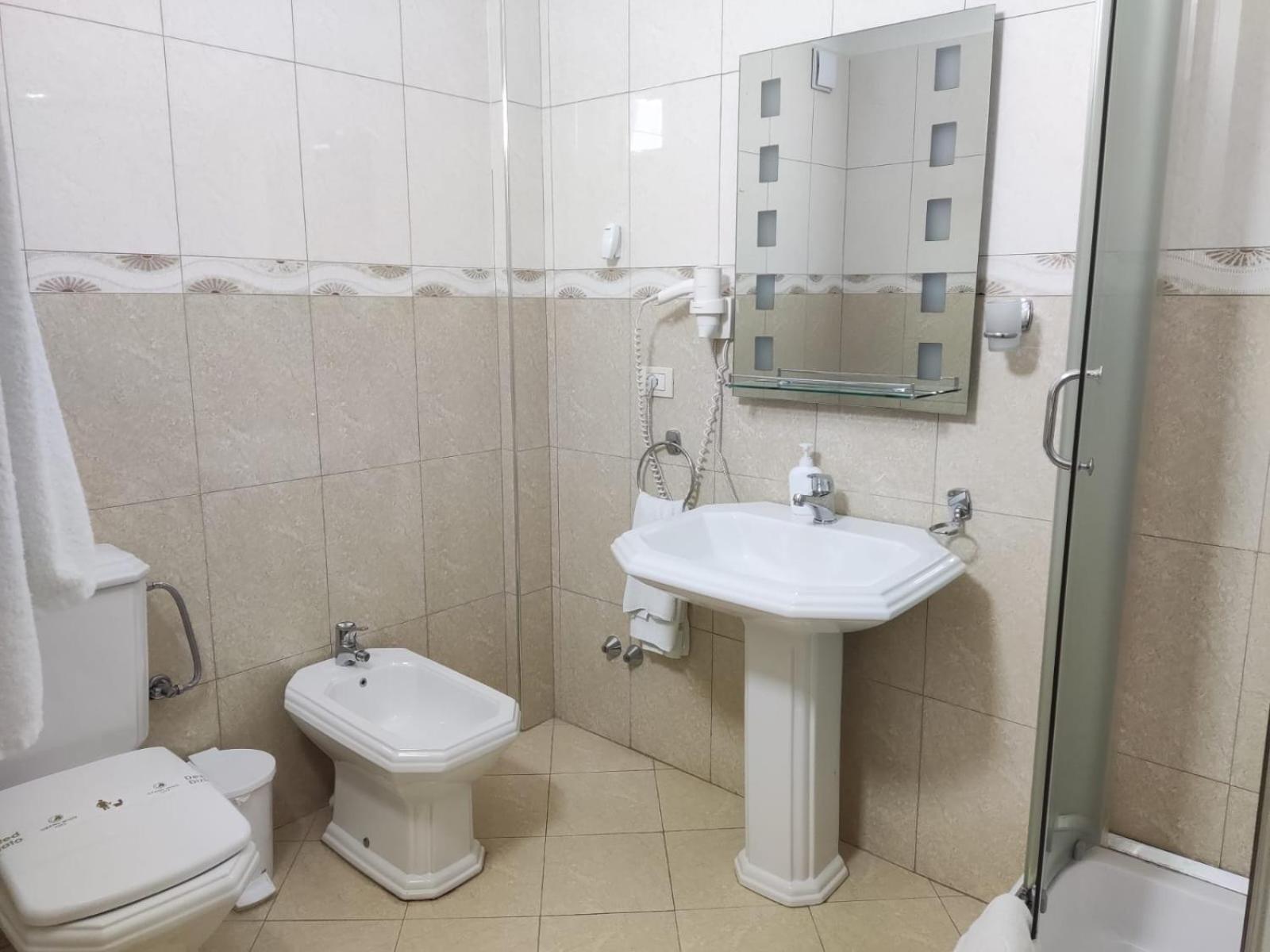 Hotel & Restaurant White City Berat Buitenkant foto