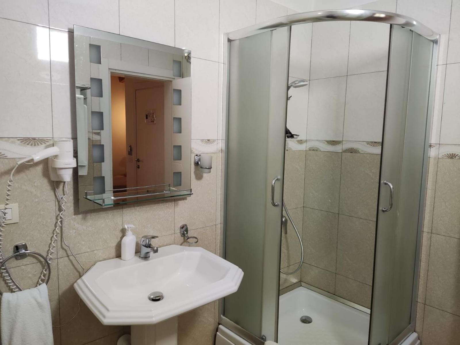 Hotel & Restaurant White City Berat Buitenkant foto