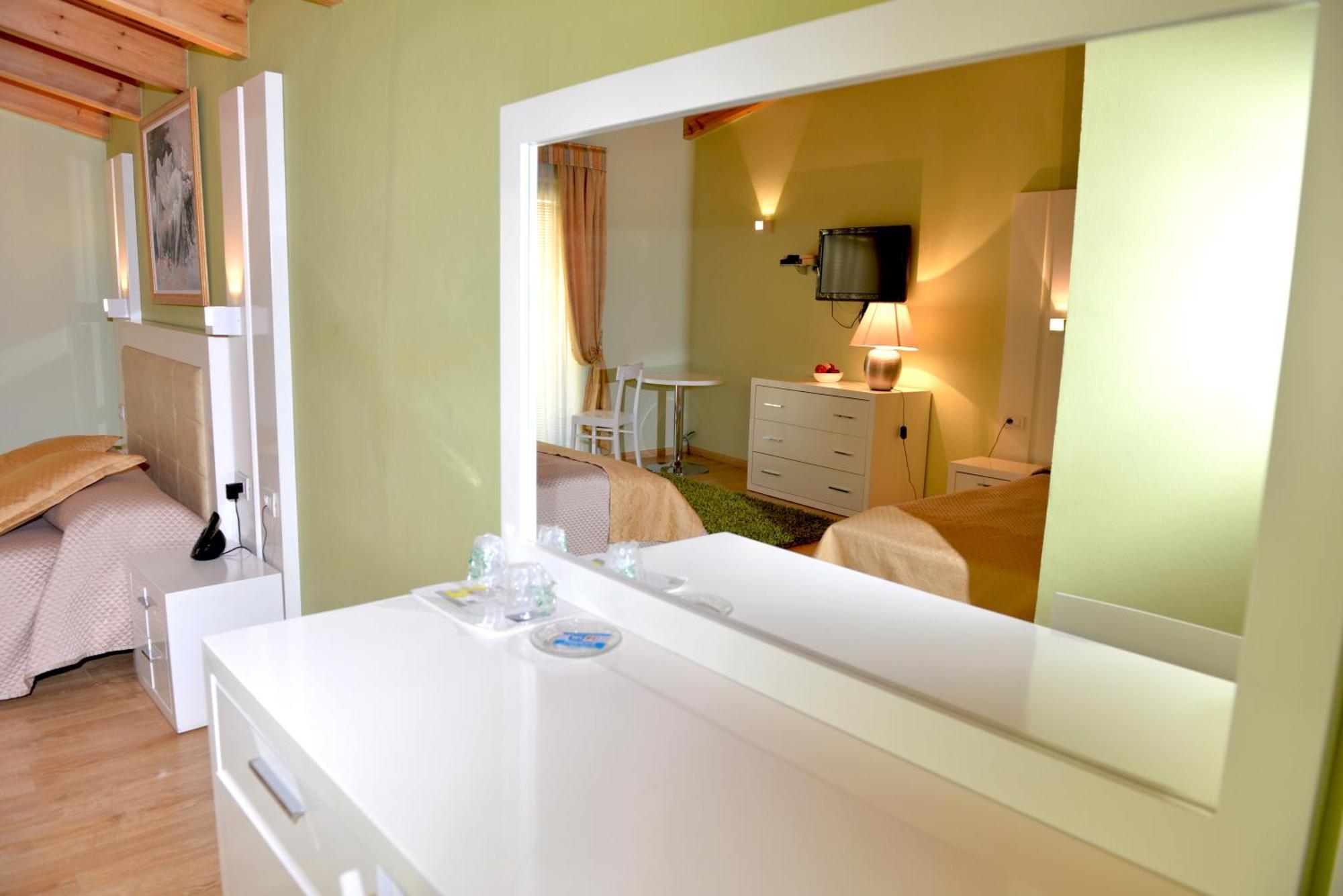 Hotel & Restaurant White City Berat Buitenkant foto